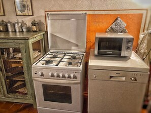 Een koelkast, een microgolfoven, een oven, een kookplaat