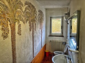 Douche, sèche-cheveux, bidet, serviettes fournies