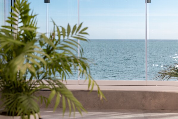 Interior - Perla Negra - apartment with private access to the beach and amazing views (Benalmádena)