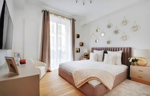 5 bedrooms, in-room safe, desk, iron/ironing board