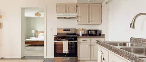 Frigorifero, microonde, forno, piano cottura