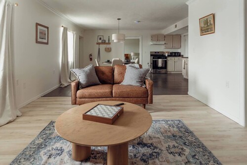 Huge, One Bedroom Apartment w/Balcony