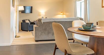 Huge, One Bedroom Apartment w/Balcony