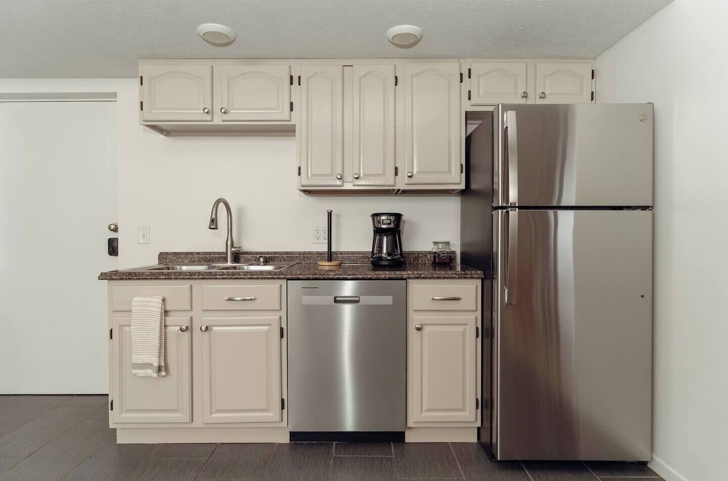 Jääkaappi, mikroaaltouuni, uuni, liesi