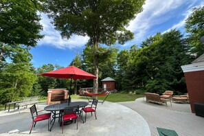 Outdoor dining - Spacious Historic Home on Diamond Cove (Portland)