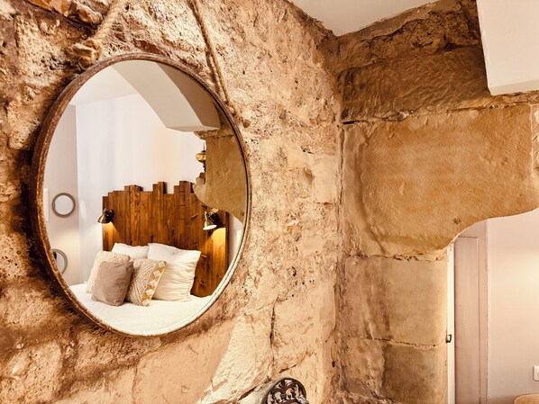 1 dormitorio, tabla de planchar con plancha, wifi y ropa de cama