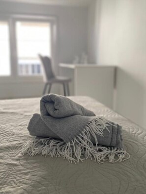 1 slaapkamer, een bureau, een strijkplank/strijkijzer, reisbedje