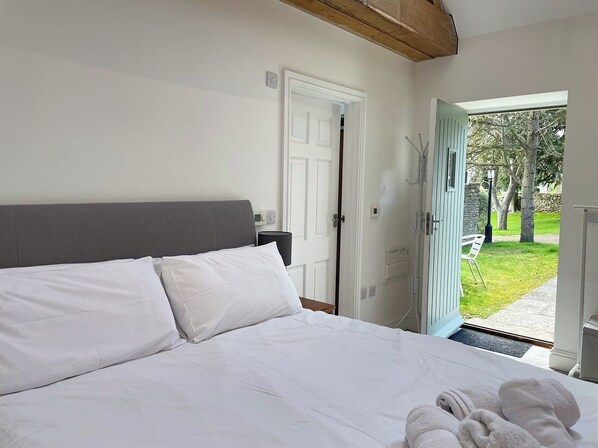 1 bedroom, free WiFi, bed sheets - Detached Studio. Sleeps 2, pet friendly, with parking (Worth Matravers)