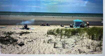 Cozy 1 bedroom with fenced in yard, porch and association lake beach access