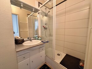 Dusche, Haartrockner, Handtücher