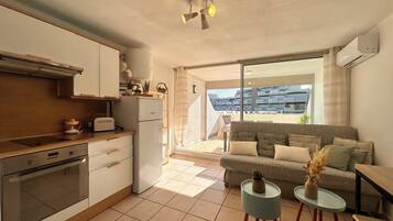 Fridge, microwave, oven, coffee/tea maker
