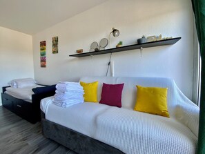 1 habitación, tabla de planchar con plancha y cuna de viaje 