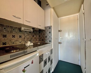 Refrigerador, microondas, horno y cafetera y tetera 