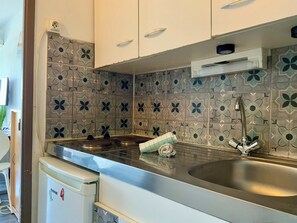 Refrigerador, microondas, horno y cafetera y tetera 