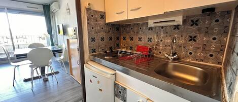 Réfrigérateur, micro-ondes, four, cafetière/bouilloire