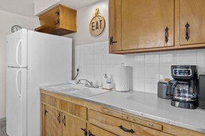 Fridge, microwave, oven, stovetop - Minutes from Downtown- Podium, Arena, Riverfront (Spokane)