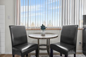 Dining - Minutes from Downtown- Podium, Arena, Riverfront (Spokane)