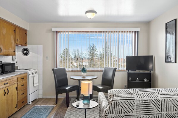 1 bedroom, iron/ironing board, free WiFi, bed sheets - Minutes from Downtown- Podium, Arena, Riverfront (Spokane)