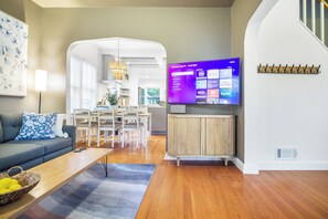 Smart-TV, Bücher, Stereoanlage, Computerbildschirme