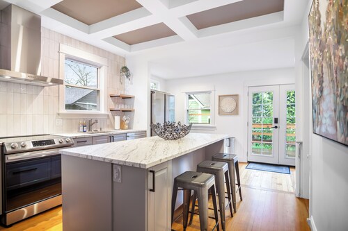 Best Area + Beautiful 5-Bedroom Farmhouse + Oregon Themed + Serene Backyard