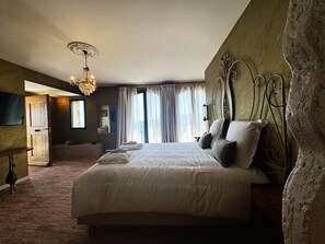 Deluxe Double Room, Mountain View | In-room safe, blackout drapes, soundproofing, free WiFi