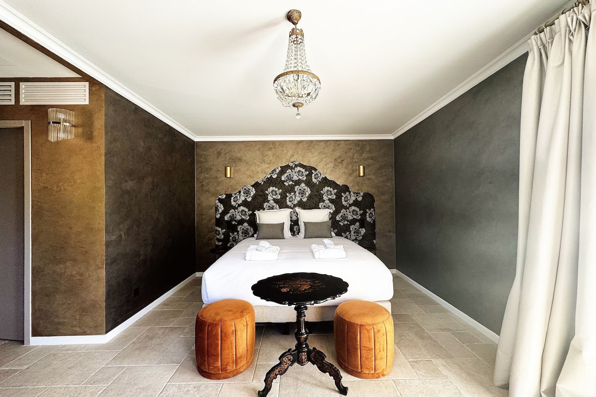 Chambre quadruple Deluxe, vue sur la montagne | Coffre-fort, rideaux dâobscurcissement, systĂšme dâinsonorisation