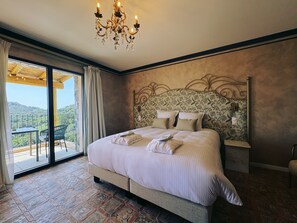 Habitación Deluxe doble, vistas a la montaña | Caja fuerte, cortinas opacas, sistema de insonorización y wifi gratis