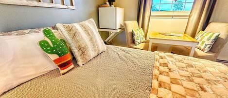 1 Schlafzimmer, Schreibtisch, Bügeleisen/Bügelbrett, Reisekinderbett