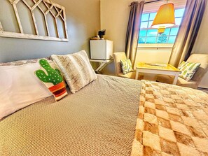 1 habitación, escritorio, tabla de planchar con plancha y cuna de viaje 