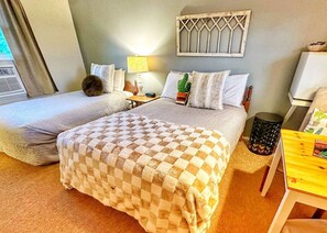 1 habitación, escritorio, tabla de planchar con plancha y cuna de viaje 