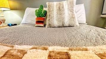 1 Schlafzimmer, Schreibtisch, Bügeleisen/Bügelbrett, Reisekinderbett