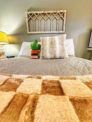 1 bedroom, desk, iron/ironing board, travel crib - Room 4 - Prickly Pear double room (Manchester)