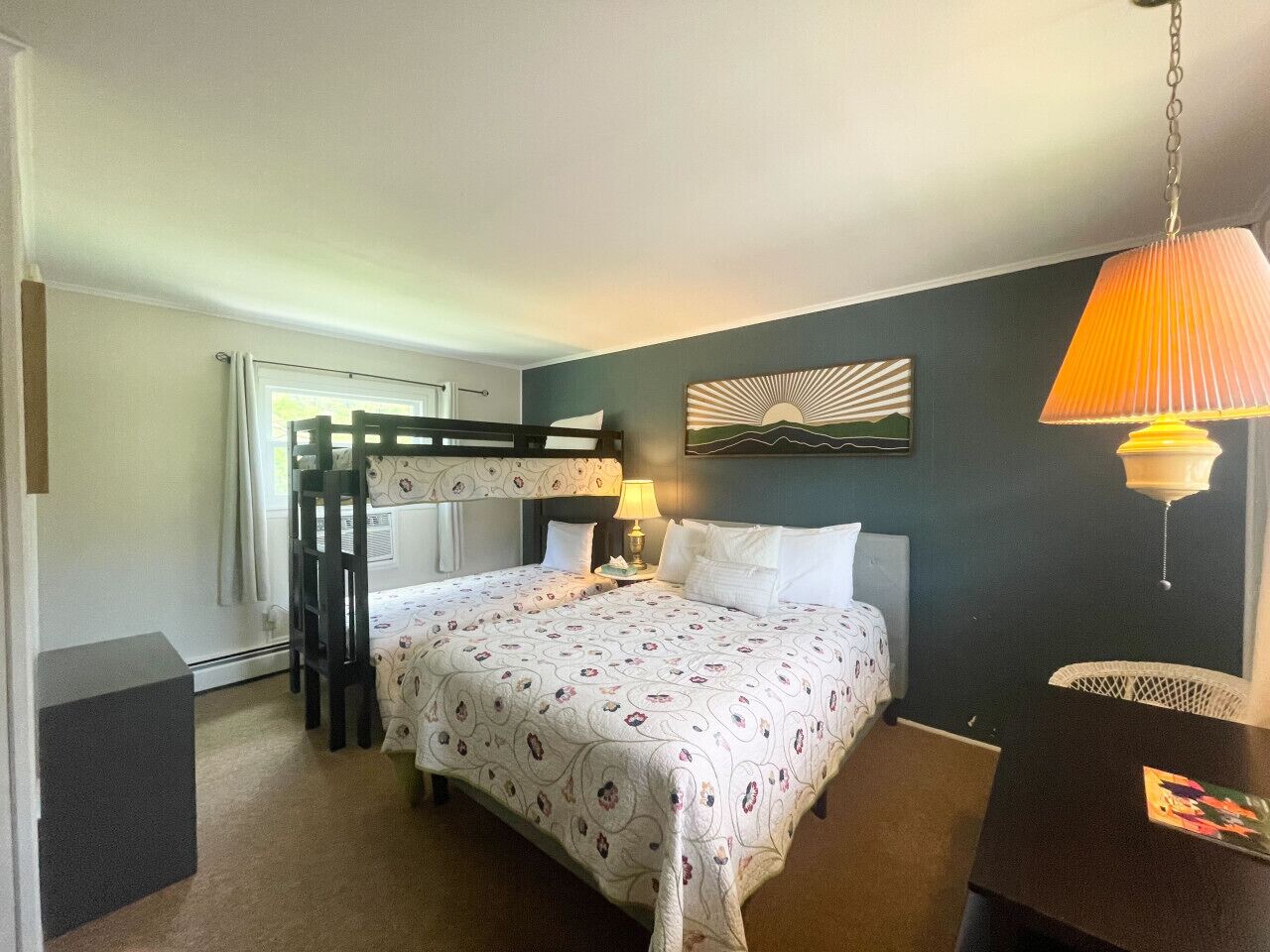 1 habitación, escritorio, tabla de planchar con plancha y cuna de viaje 