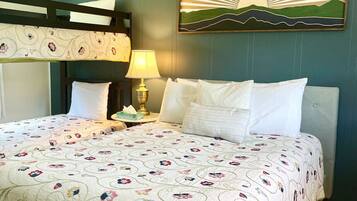 1 quarto, escrivaninha, ferros/tábuas de passar roupa, berço de viagem