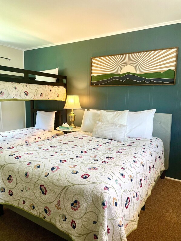 1 chambre, bureau, fer et planche à repasser, lit parapluie