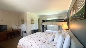 1 Schlafzimmer, Schreibtisch, Bügeleisen/Bügelbrett, Reisekinderbett