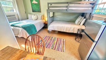 1 Schlafzimmer, Schreibtisch, Bügeleisen/Bügelbrett, Reisekinderbett