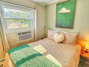 1 bedroom, desk, iron/ironing board, travel cot - Cloud 9 family double sleeps 4 (Manchester)