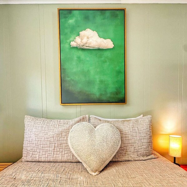 1 bedroom, desk, iron/ironing board, travel crib - Cloud 9 family double sleeps 4 (Manchester)