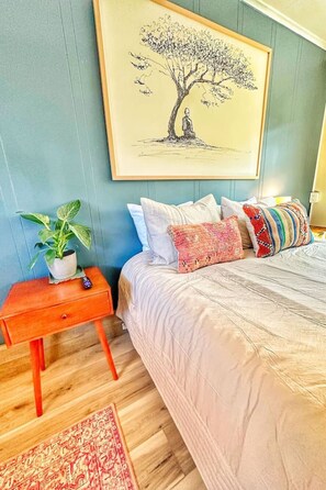 1 bedroom, desk, iron/ironing board, WiFi