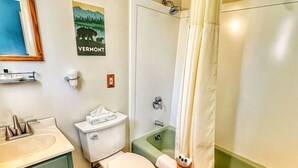 A bathroom with a toilet, sink, and bathtub. - Zen 10, relax and retreat in the heart of Vermont (Manchester)