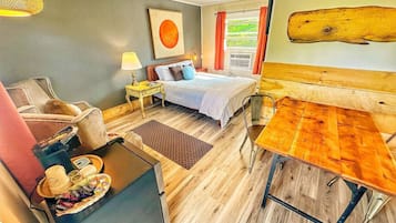 1 habitación, escritorio, tabla de planchar con plancha y cuna de viaje