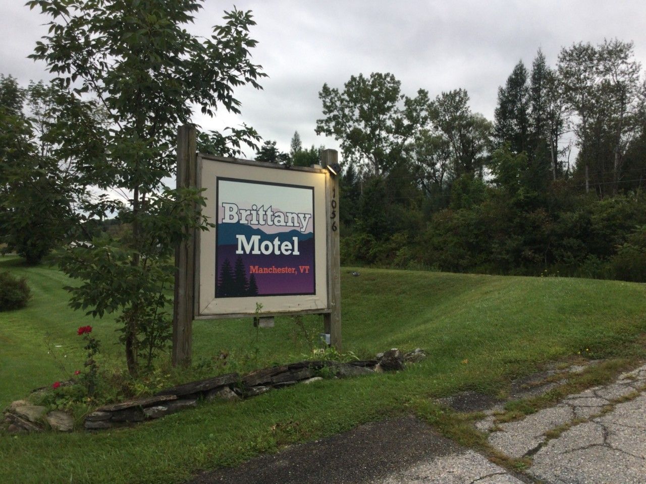 Une enseigne indiquant l’emplacement du motel Brittany à Manchester, dans le Vermont.