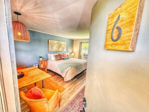1 habitación, escritorio, tabla de planchar con plancha y cuna de viaje 