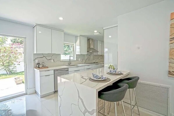 Mikrowelle, Ofen, Geschirrspüler