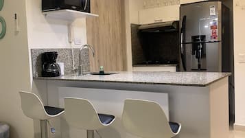 Apartamento, 2 habitaciones | Cocina privada | Utensilios de cocina y mesa de comedor