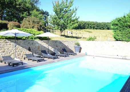 Una piscina al aire libre de temporada