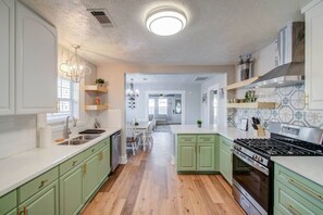 Køleskab, mikrobølgeovn, ovn, kogeplade