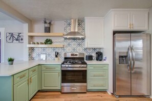 Frigorifero, microonde, forno, piano cottura