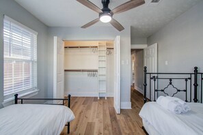 3 室のベッドルーム、デスク、アイロン / アイロン台、WiFi